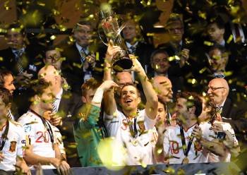 Domínguez levanta la copa durante los festejos de la sub 21 española nada más proclamarse campeona de Europa (Foto: C.FISKER)