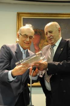 Lorenzo recibe o premio de Méndez Ferrín. (Foto: MARTIÑO PINAL)