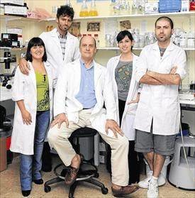 Los investigadores del instituto de Biomedicina y Biotecnología de Cantabria (Foto: EFE)