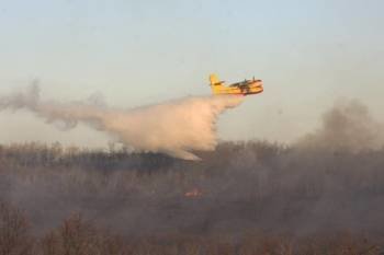 Trabajos de extinción de incendios. (Foto: EFE)