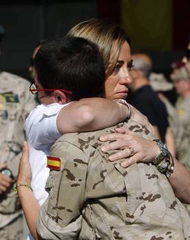 La ministra de Defensa, Carme Chacón (i), se abraza a una compañera de la soldado Niyireth Pineda Marín, fallecida ayer junto al sargento Manuel Argudin Perrino en un atentado en Afganistán. (Foto: Javier Lizón)