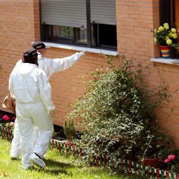 Agentes de la Ertzaintza inspeccionan el domicilio de Portugalete (Vizcaya), donde hoy una mujer y su hijo han sido hallados muertos, ambos acuchillados. Foto: EFE