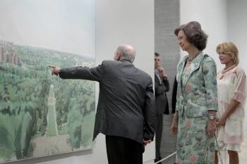  El pintor y escultor Antonio López señala un detalle de su obra 'El Campo del Moro' (1990-1994) a la reina Sofía y la baronesa Carmen Thyssen, en segundo plano. 