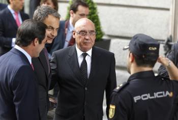 El presidente del Gobierno, José Luis Rodríguez Zapatero (2i), acompañado por los presidentes del Congreso, José Bono (i), y del Senado, Javier Rojo, a su llegada esta tarde al Congreso de los Diputados.