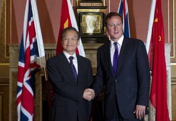 El primer ministro chino, Wen Jiabao, y su homólogo británico David Cameron ayer en Londres. (Foto: CARL COURT)