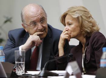 Elena Salgado, con el vicepresidente de la Comisión Europea, Joaquín Almunia. (Foto: F. ALVARADO)