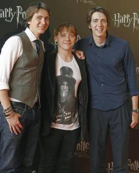 Los actores británicos Rupert Grint (c), James y Oliver Phelps, posan para la prensa a su llegada al estreno de 'Harry Potter y las reliquias de la muerte - Parte 2'. Foto: EFE