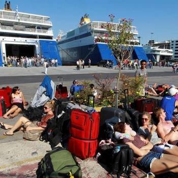 Turistas australianos y neozelandeses permanecen tirados en el puerto de Pireo (Grecia) hoy, martes 28 de junio de 2011 debido a la huelga general de 48 horas convocada en el país. Foto: EFE