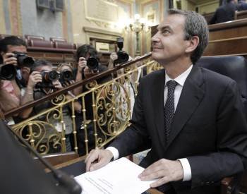 El presidente del Gobierno, José Luis Rodríguez Zapatero, a su llegada al Congreso, en donde se desarrolla la primera jornada del debate sobre el estado de la nación, que comenzó con su intervención. (Foto: Emilio Naranjo)