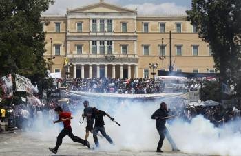 Varios manifestantes se enfrentan a la policía antidisturbios en los aledaños del Parlamento griego, en Atenas, el 28 de junio de 2011.
