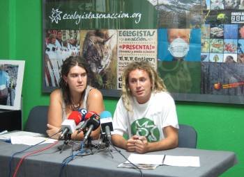 Ecologistas en Acción presenta el informe 'Banderas negras 2011', bajo el título 'Esto es una barbaridad', sobre la degradación de las costas españolas.