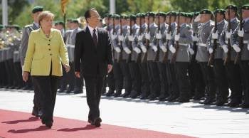 - La canciller alemana, Angela Merkel (izq), y el primer ministro chino, Wen Jiabao, pasan revista a la guardia de honor en la Cancillería en Berlín (Alemania). EFE