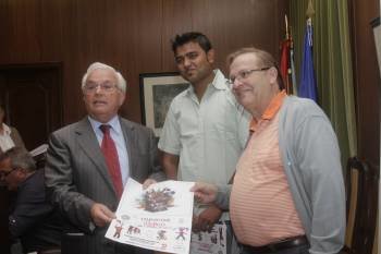 José Luis Baltar, Totón Kundú y José Paz muestran el cartel de la XVII edición de Ourense Lúdico. (Foto: MIGUEL ÁNGEL)