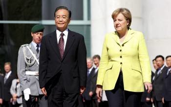 El primer ministro chino, Wen Jiabao y la canciller alemana, Angela Merkel se reunieron ayer en Berlín (Foto: DANA KAZDA)
