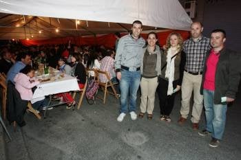 Participantes na festa do barrio de Catro Caminos, o pasado 17 de Xuño (Foto: Marcos Atrio)