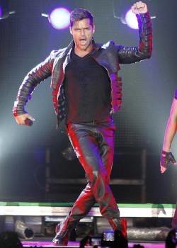 El cantante puertorriqueño Ricky Martin, durante su concierto en el Palacio de Deportes de Madrid, dentro de su gira mundial, para presentar los temas de su último disco 'Mas'. Foto: EFE