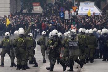 Policías griegos utilizaron gases lacrimógenos para dispersar a los manifestantes (Foto: EFE)