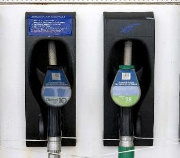 Surtidor de gasóleo y gasolina (Foto: EFE)