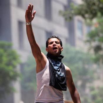 Un manifestante egipcio desafia a la policía durante un choque en la plaza Tahrir de El Cairo. Foto: EFE/ANDRE PAIN