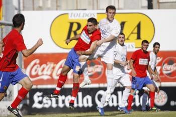 El central Dani Portela intenta ganar la posición a un jugador del Villaviciosa, en la promoción. (Foto: )