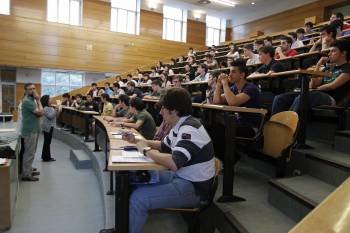 Un grupo de jóvenes antes de empezar las pruebas de acceso a la universidad en Madrid. (Foto: J.C. HIDALGO)