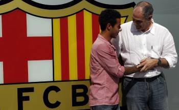 Thiago Alcántara, junto al director deportivo del Barcelona, Andoni Zubizarreta, tras firmar su contrato.