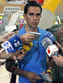 El ciclista español Alberto Contador, atiende a los medios. Foto: Mondelo