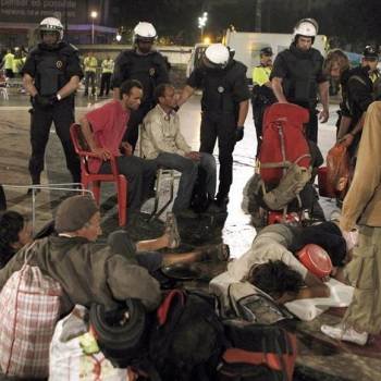 Los Mossos d'Esquadra y la Guardia Urbana han desalojado esta madrugada pacíficamente a los indignados que habían decidido permanecer acampados en la plaza de Catalunya. Foto: Albert Olivé