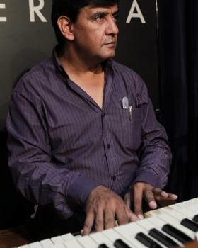 El organista mexicano Igor Stepanenko durante el festival 'Chico-Trópico', en el que, combinando acordes, crea con su órgano sonidos similares a los de las letras vocales y consigue hacerlo 'hablar'. Foto: Barrenechea