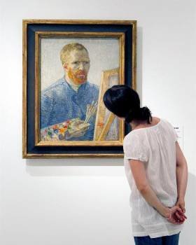 Una visitante observa 'Autoretrato como pintor', de Vincent Van Gogh, una de las mas de cincuenta obras de Picasso y otros artistas como Gauguin, Cézanne, Tolouse-Lautrec o Rodin, que ilustran, en la exposición 'Devorar París. Picasso 1900-1907', la evol