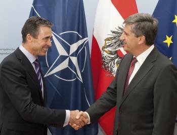  El ministro de Exteriores austríaco, Michael Spindelegger (dcha), estrecha la mano al secretario general de la OTAN, Anders Fogh Rasmussen (izq), durante la reunión celebrada en Viena (Austria) .