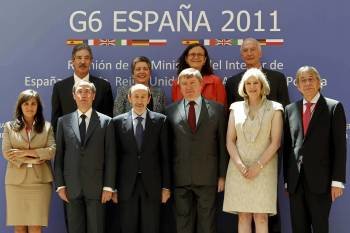 El vicepresidente primero del Gobierno y ministro del Interior, Alfredo Pérez Rubalcaba (3i), durante la foto de familia tras la reunión de titulares de Interior del G-6.