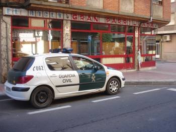 Un coche de la Guardia Civil, junto al negocio asaltado en la madrugada de ayer, en O Barco. (Foto: J.C.)