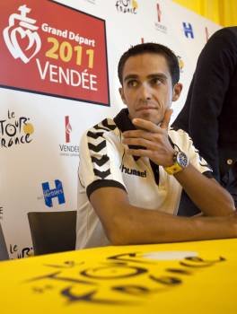 Contador, serio en su primera rueda de prensa en Francia.  (Foto: IAN LANGSDON)