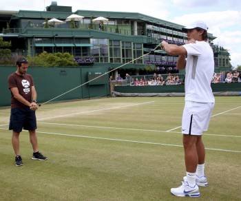 Rafa Nadal trabaja durante la jornada previa a la semifinal en el torneo de Wimbledon (Foto: G. CADDICX)