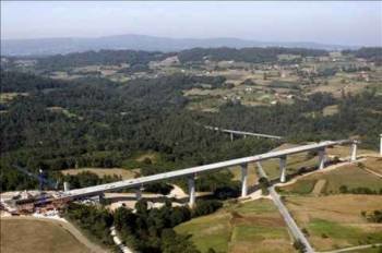 Vista general  de los viaductos del AVE en Galicia. (Foto: Archivo EFE)
