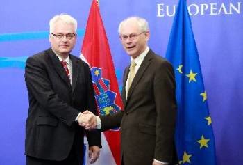 El presidente del Consejo Europeo, Herman Van Rompuy (d),y el presidente croata, Ivo Josipovic. (Foto: Archivo EFE)