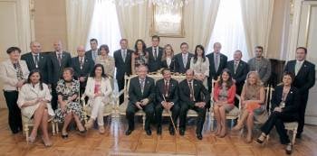  La nueva corporación de Santiago, posa con el nuevo alcalde, Gerardo Conde Roa, (5i, sentado), tras su acto de toma de posesión, esta tarde en el Ayuntamiento. EFE