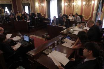 Los miembros de la Corporación municipal, durante el transcurso de la sesión plenaria de ayer. (Foto: MIGUEL ÁNGEL)