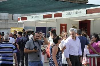 Asistentes a la inauguración de la Feira do Viño pasean por los stands de las bodegas. (Foto: MARTIÑO PINAL)