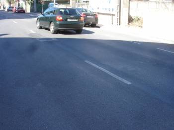 El asfalto de la ruesa calle Circunvalación comenzó a hundirse en el medio de la calzada. (Foto: J.C.)