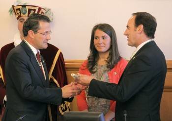 Conde Roa, recibiendo el bastón de mando como nuevo alcalde de Santiago. (Foto: LAVANDEIRA JR)