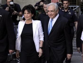 Dominique Strauss-Kahn y su esposa, Anne Sinclair, salen del tribunal de Manhattan tras la comparecencia de ayer. (Foto: JUSTIN LANE)