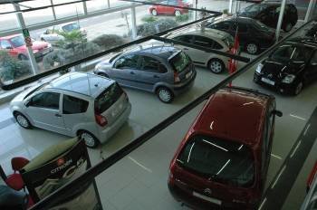 Las ventas de coches acumulan doce meses de descensos.