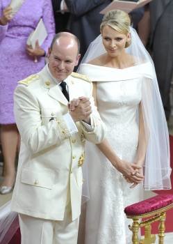 El príncipe Alberto II de Mónaco y la princesa Charlene durante su boda en el Patio de Honor del Palacio Real de Mónaco. (Foto: EFE)