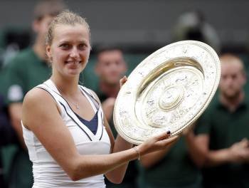 La tenista checa Petra Kvitova muestra el trofeo tras derrotar por 6-3 y 6-4 a la tenista rusa Maria Sharapova en la final femenina del torneo de Wimbledon (Foto: KERIM OKTEN)
