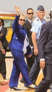 Hillary Clinton a su llegada al aeropuerto de Torrejón de Ardoz. (Foto: Gustavo Cuevas)