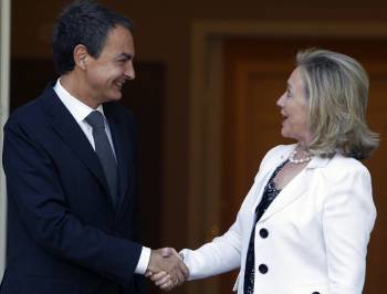 Zapatero y Clinton se saludan a las puertas del Palacio de la Moncloa. (Foto: ÁNGEL DÍAZ)