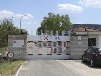 Entrada de la fábrica de armas de la localidad cacereña de El Gordo, donde se produjo la explosión. (Foto: ÁNGEL MUSTIENES)