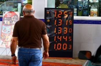 Una gasolinera ayer en Vigo con los precios disparados.